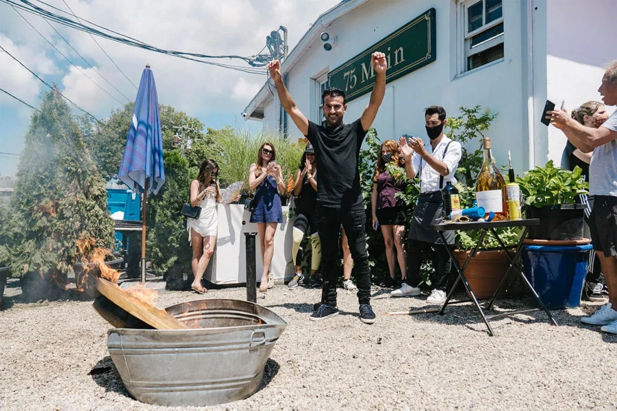 Vlasnik restorana zapalio stol za kojim su sjedili Epstein i Weinstein