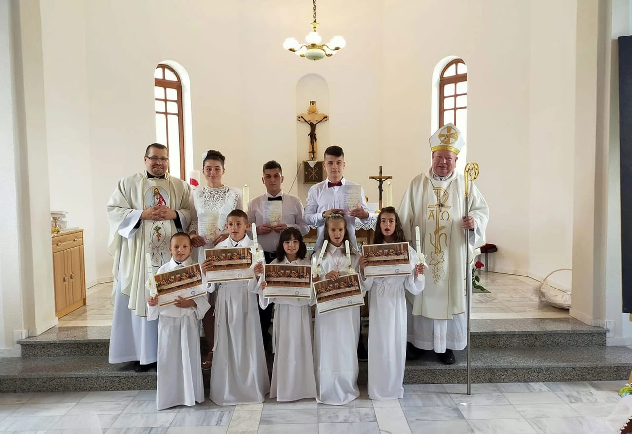U Drvaru i Bos. Grahovu podijeljeni sakramenti prve pričesti i krizme