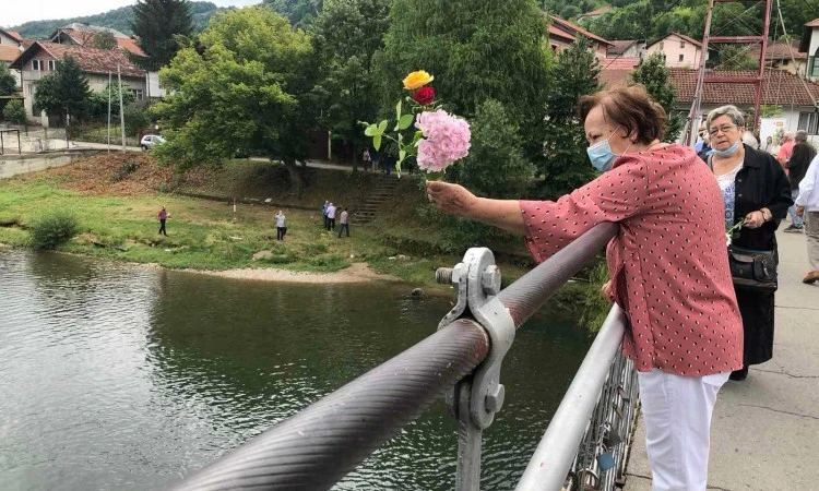 Spušteno cvijeće u Vrbas uz poruke mira i suživota