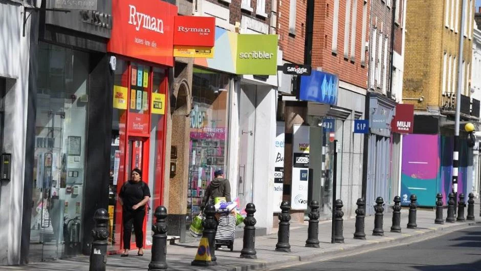 Britanija se nada normali do Božića, ali se priprema za drugi val korone