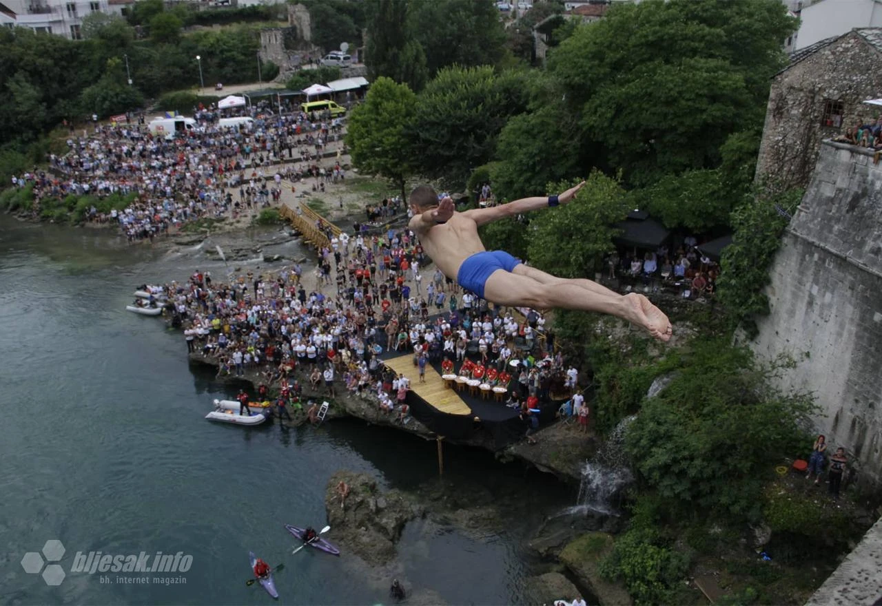 Skokovi za Starog mosta samo za 300 ljudi s maskama