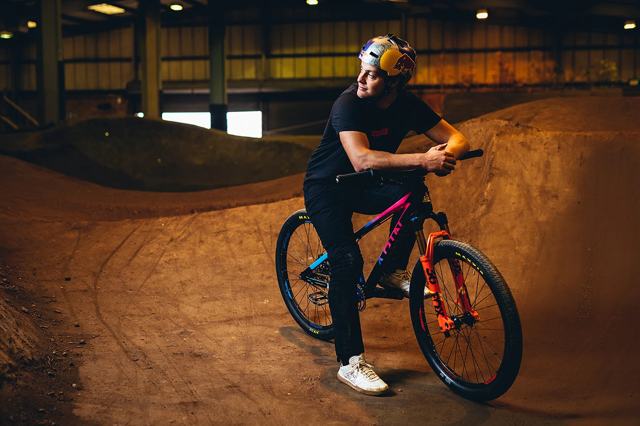 Britanski biciklista tijekom karantena izgradio MTB stazu u vlastitom dvorištu