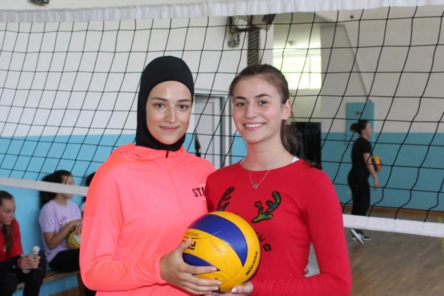 Rama: Medina i Monika vode Ljetnu školu odbojke
