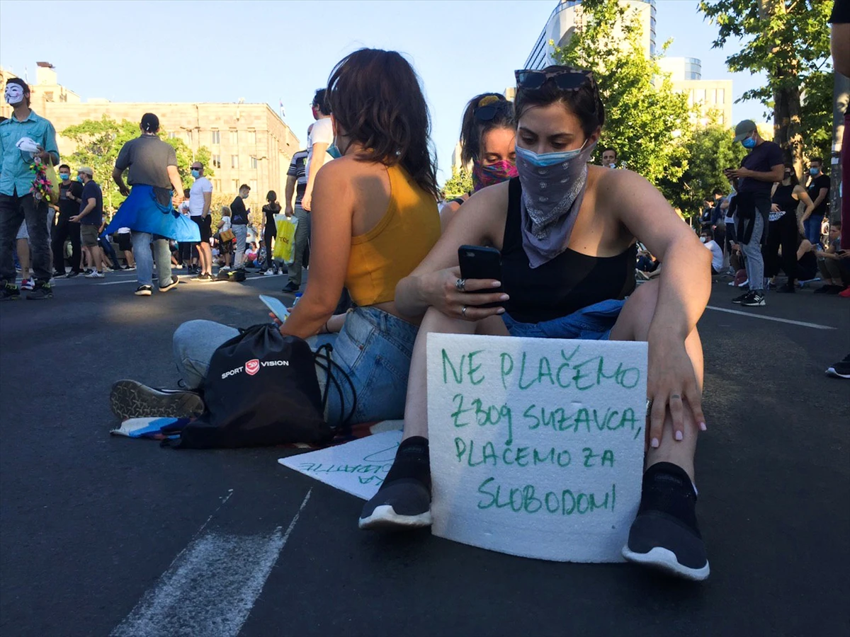 Beograd: Građani treću večer ispred Skupštine Srbije