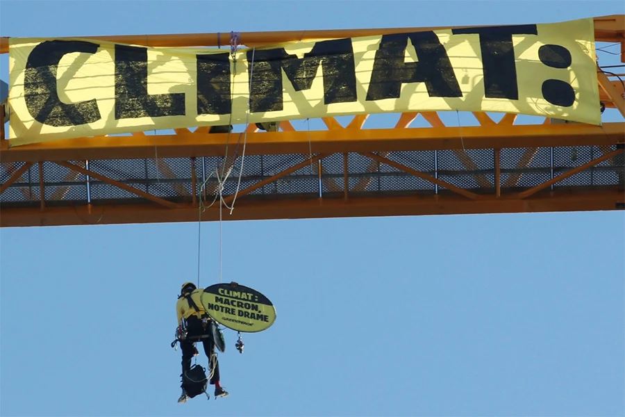 Greenpeace izvjesio klimatski transparent nad Notre-Damom