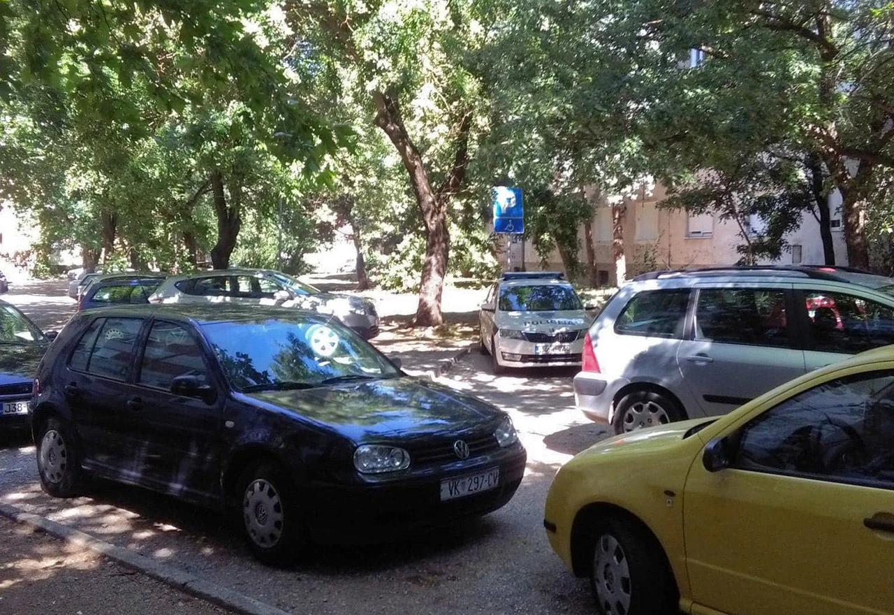 Policija parkirala na invalidsko mjesto i oštetila znak