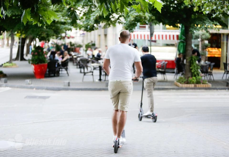 'Neidentificirani koturajući objekt' na ulicama Mostara: Kuda e-romobili smiju voziti