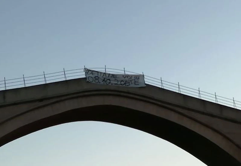 Romantika sa Starog mosta: Suprugu čestitala devet sretnih mjeseci braka