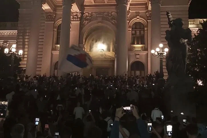 Kaos u Beogradu: Sukob demonstranata i policije, bačeno više suzavaca i baklji