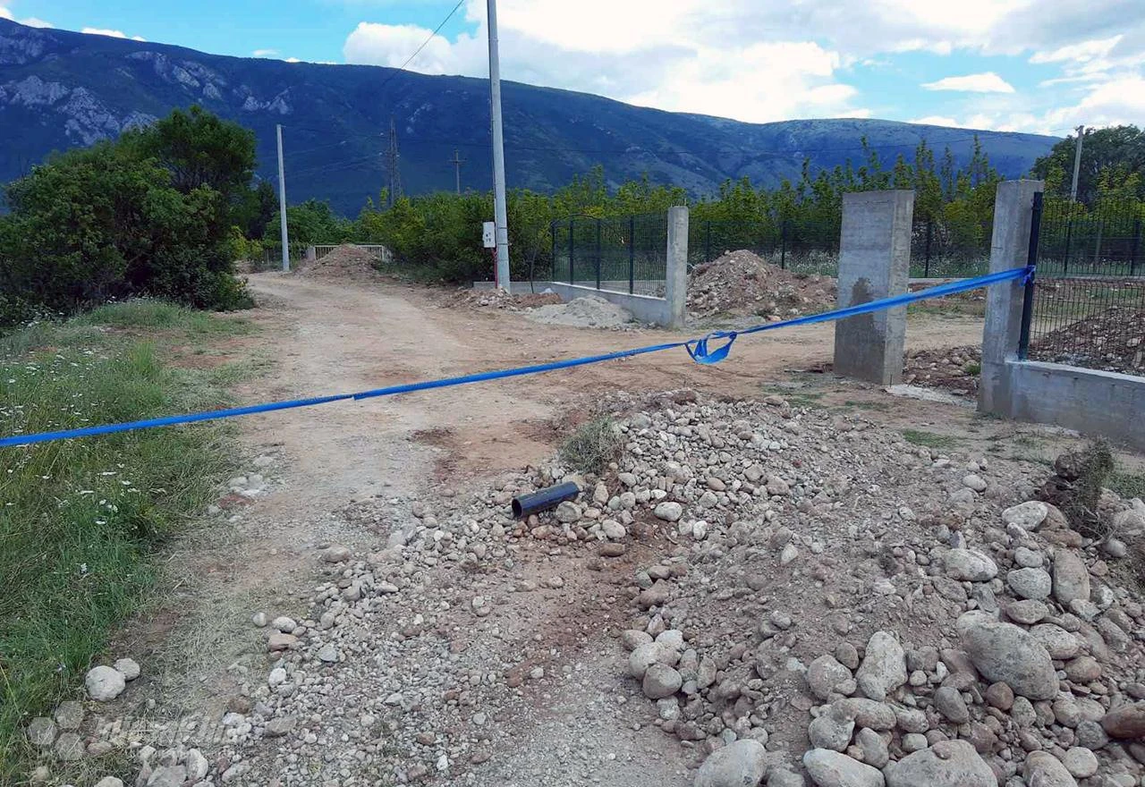 Mostar: Do privatne livade, vodovod i asfalt javnim novcem