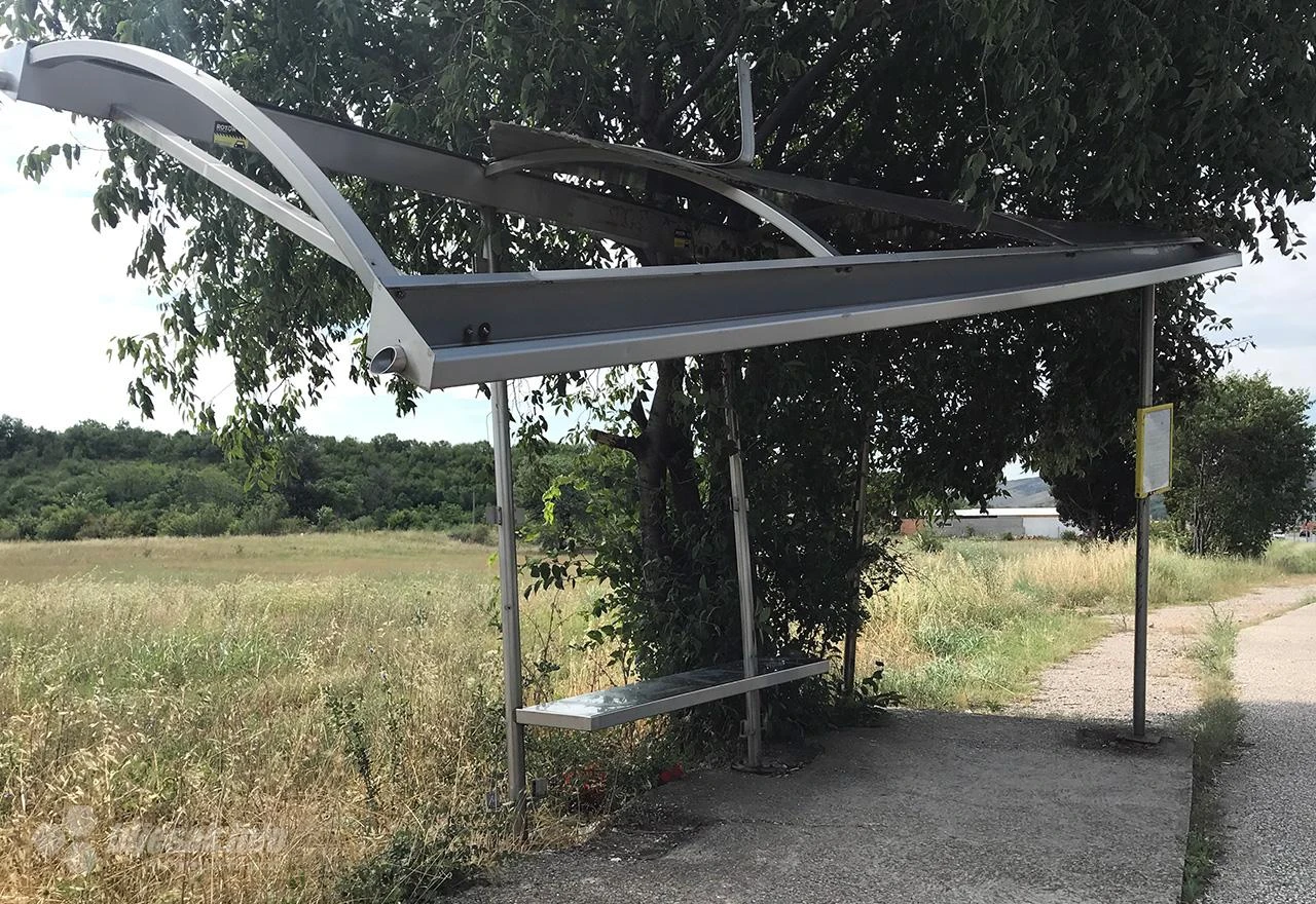 Mostar ima rasplesano autobusno stajalište: 'Samo čekam kad će se srušiti'
