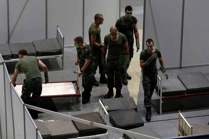 Blagi pad broja novozaraženih u Srbiji, vojska postavila krevete u Areni