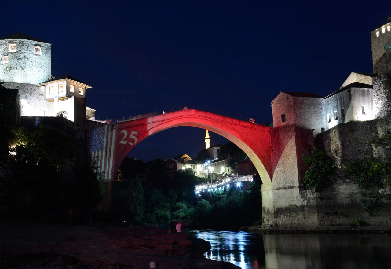 Stari most u bojama SAD-a
