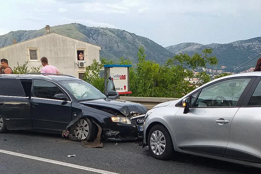 Mostar: Sudar Audija i Renaulta 