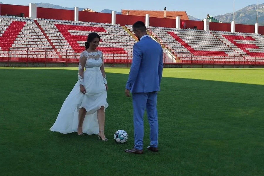Mladenci pravac od matičara na stadion Rođeni