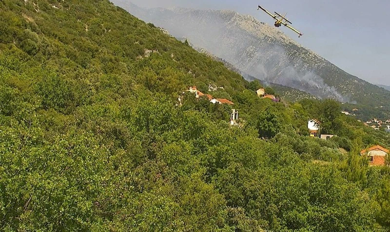 Tri kanadera pomažu gasiti požar na Pelješcu